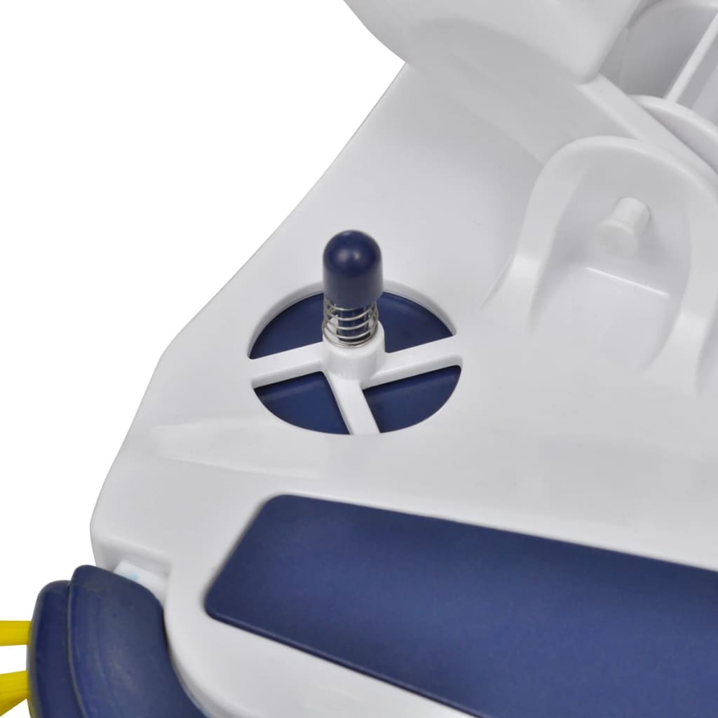 Pool vacuum head with brushes