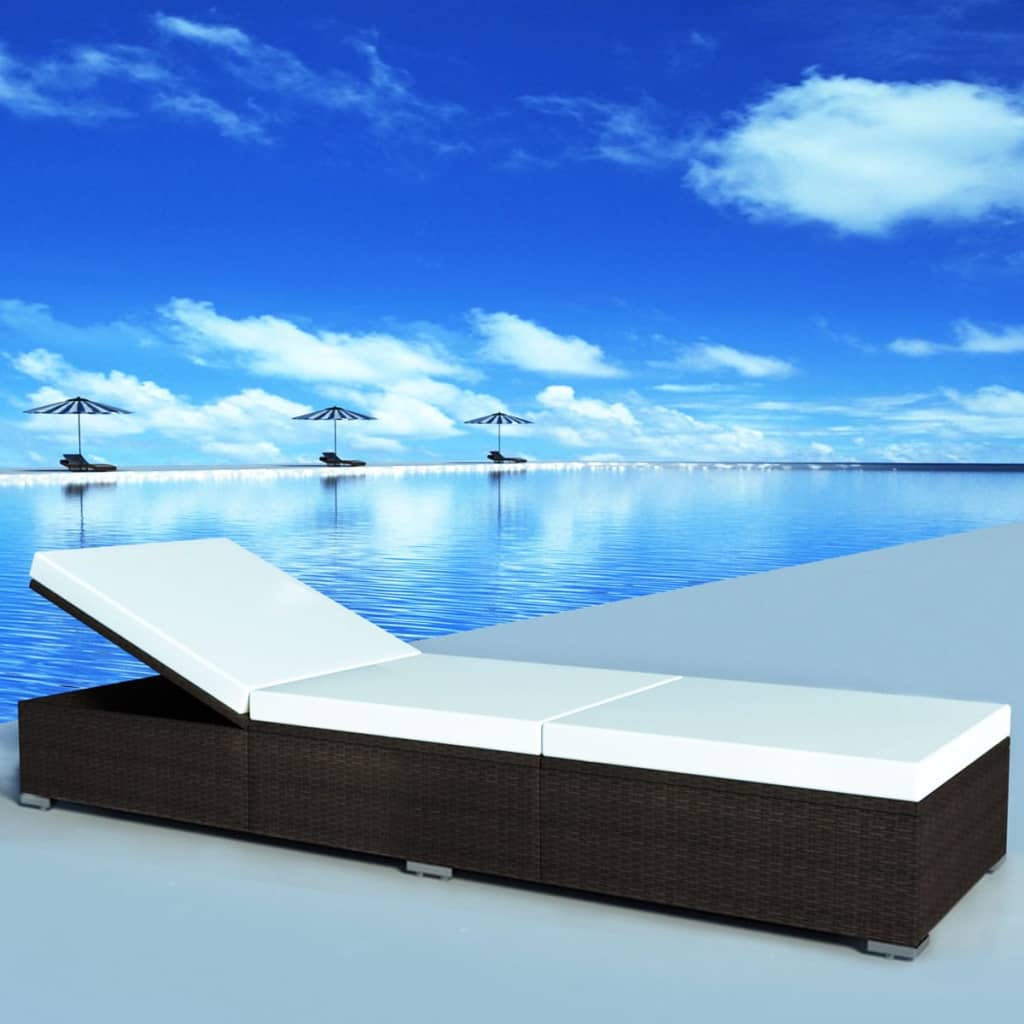 Sun lounger with cream-colored cushion in brown PE wicker