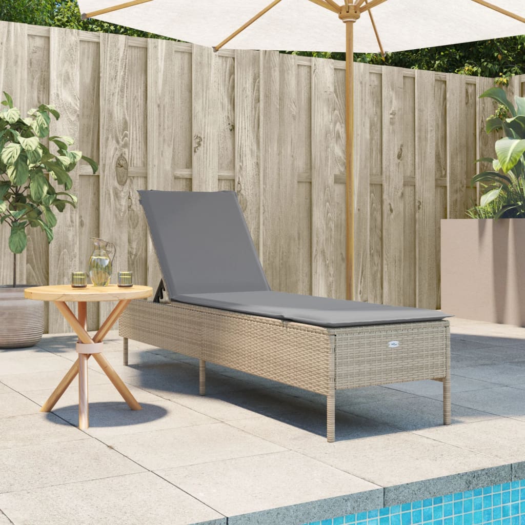 Beige PE wicker sun lounger with cushion